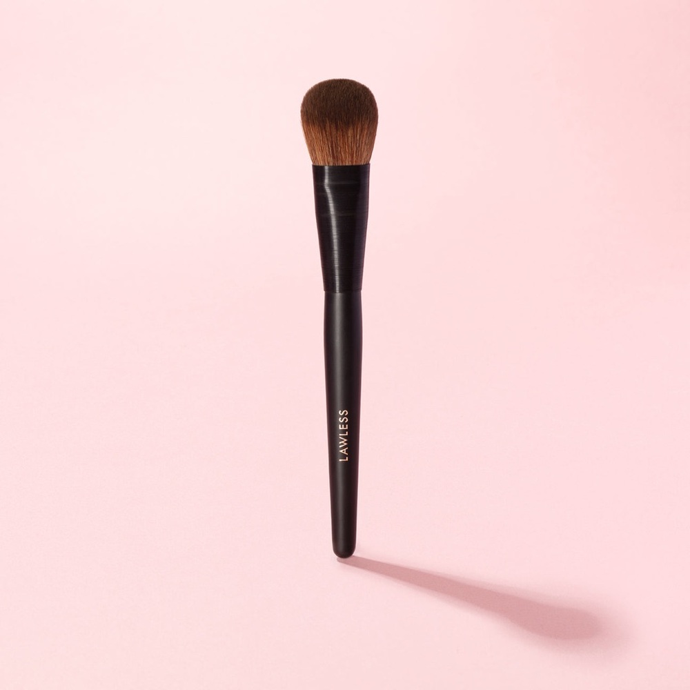 LAWLESS MAKE ME BLUSH BRUSH